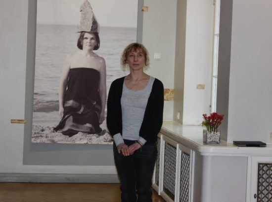 Kunstnik Mari-Liis Tamm näituse avamisel